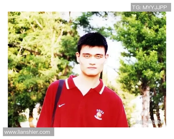 姚明的时尚穿搭秘籍如何在高个子男士中展现个性与魅力