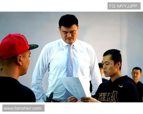 姚明身穿时尚服饰解析他的衣服裤子搭配风格与个人魅力