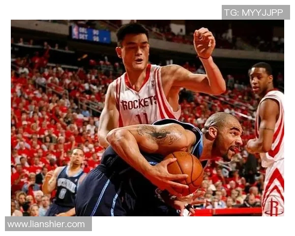 姚明与巴蒂尔的幽默互动揭示篮球场外的友谊与乐趣