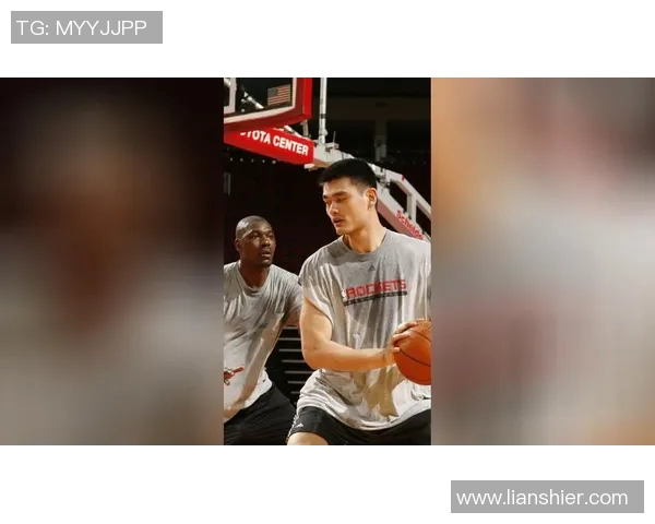 姚明向奥拉朱旺学习篮球技巧的成长之路与传奇故事