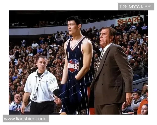 姚明的高大身影与卓越技艺在篮球场上如同成语般生动传神 姚明的高大身影与卓越技艺在篮球场上如同成语般生动传神