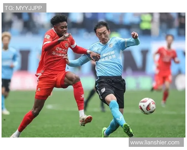 中国老足球明星因失误引发争议球迷热议昔日辉煌与今日困境