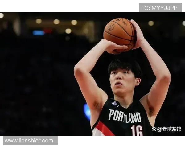 六岁男孩篮球明星崭露头角引发媒体热议未来可期的篮球天才 六岁男孩篮球明星崭露头角引发媒体热议未来可期的篮球天才