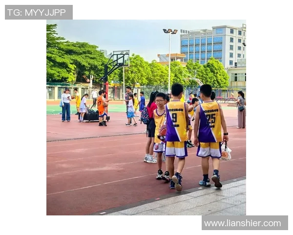 篮球明星投球瞬间的精彩捕捉展现他们的力量与技巧的完美结合 篮球明星投球瞬间的精彩捕捉展现他们的力量与技巧的完美结合